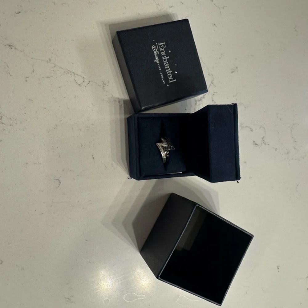 Disney Black and Silver Zigzag Ring - Picture 4 of 7